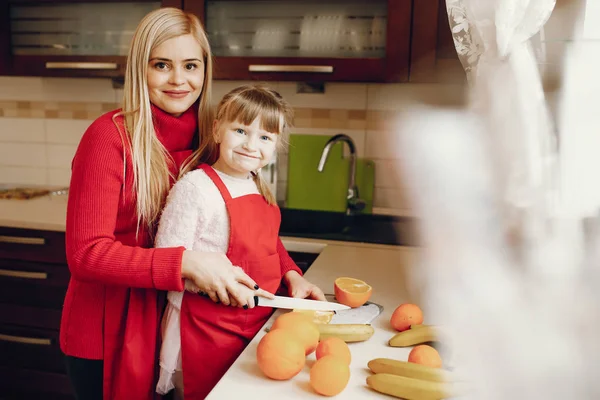 Şirin bir aile mutfakta kahvaltı hazırlar.