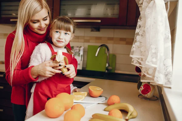 Şirin bir aile mutfakta kahvaltı hazırlar.