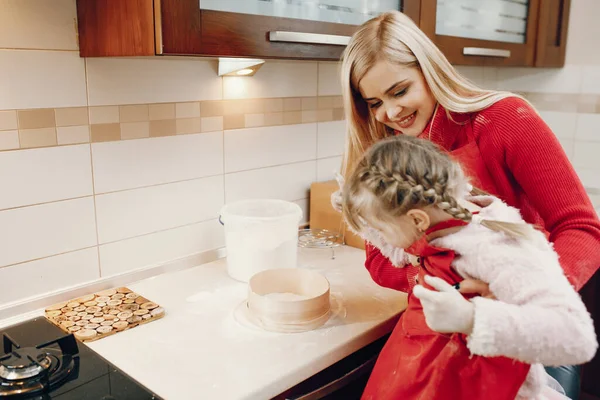 Şirin bir aile mutfakta kahvaltı hazırlar.