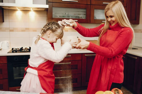 Şirin bir aile mutfakta kahvaltı hazırlar.