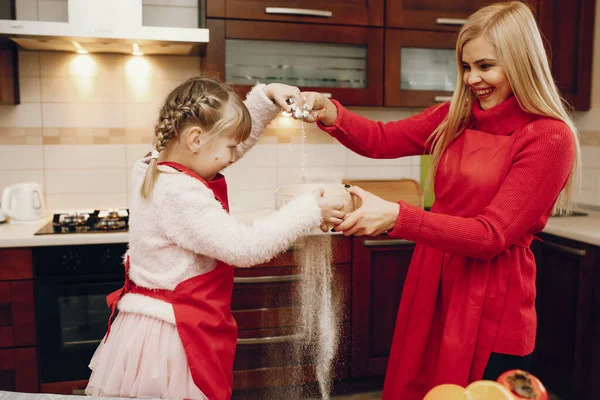 Şirin bir aile mutfakta kahvaltı hazırlar.