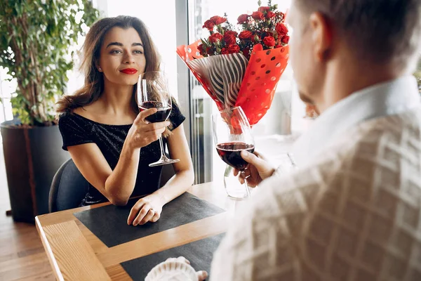 Elegant par tilbringer tid på restaurant – stockfoto