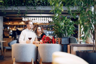 Zarif bir çift restoranda vakit geçirir.