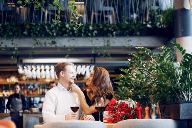 Zarif bir çift restoranda vakit geçirir.