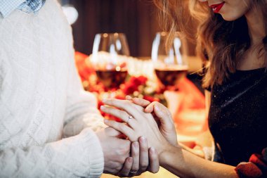 Zarif bir çift restoranda vakit geçirir.