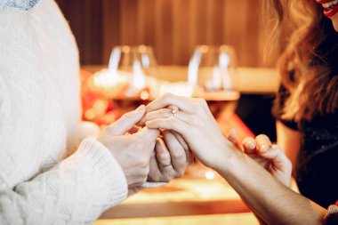 Zarif bir çift restoranda vakit geçirir.