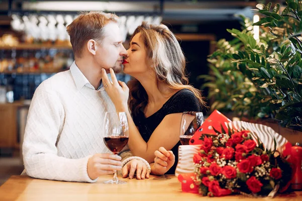 Casal elegante passar o tempo em um restaurante — Fotografia de Stock