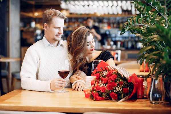 Casal elegante passar o tempo em um restaurante — Fotografia de Stock