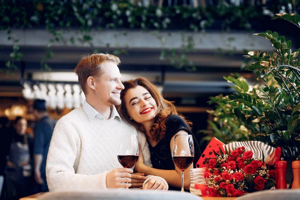 Casal elegante passar o tempo em um restaurante — Fotografia de Stock