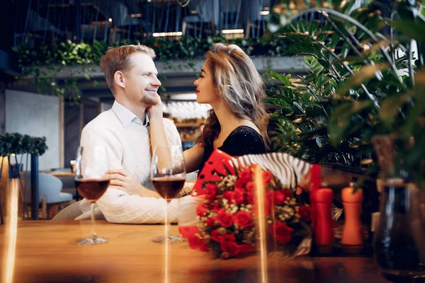 Casal elegante passar o tempo em um restaurante — Fotografia de Stock