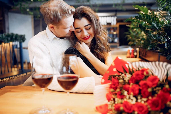 Elegante coppia trascorrere del tempo in un ristorante — Foto Stock