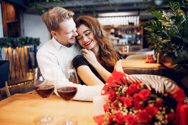 Casal elegante passar o tempo em um restaurante — Fotografia de Stock