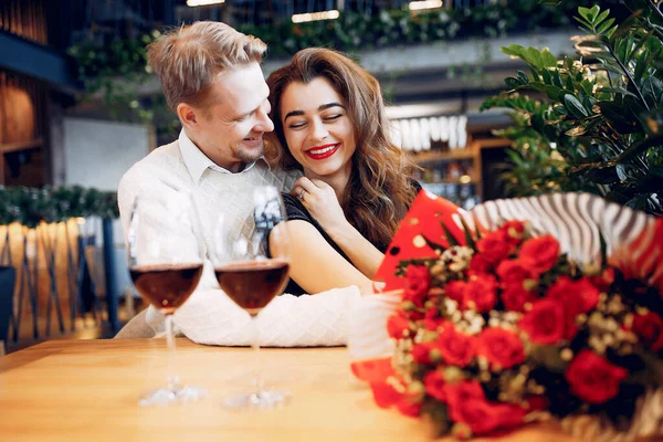 Casal elegante passar o tempo em um restaurante — Fotografia de Stock