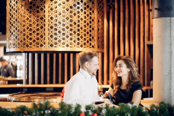 Елегантна пара проводить час в ресторані — стокове фото