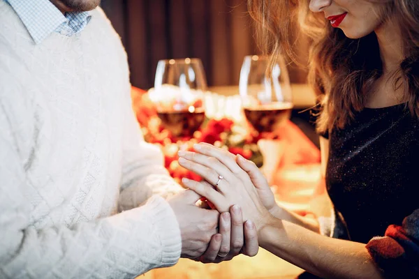 Elegant koppel brengt tijd door in een restaurant — Stockfoto