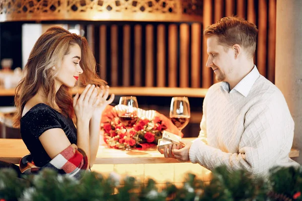 Елегантна пара проводить час в ресторані — стокове фото