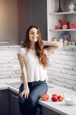 Mutfakta meyveli zarif bir kız.