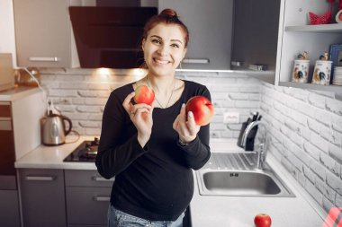 Mutfakta meyveli zarif bir kız.