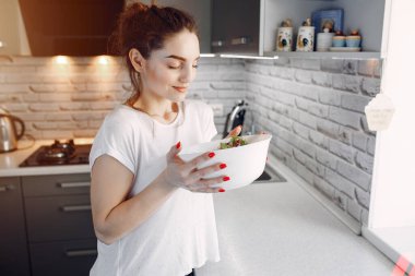 Mutfakta salatalı zarif bir kız.