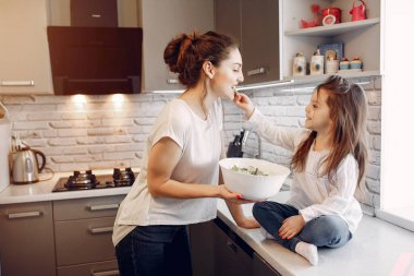 Evde güzel bir kızı olan bir anne.