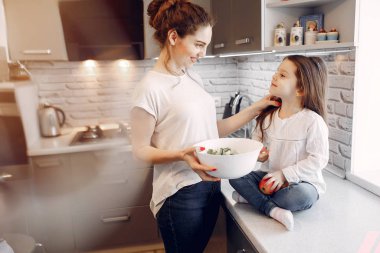 Evde güzel bir kızı olan bir anne.