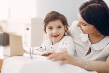 Kadın Dikiş dikiş makinesi üzerinde