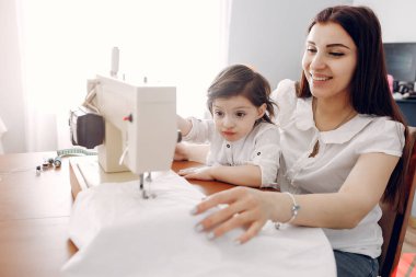 Kadın Dikiş dikiş makinesi üzerinde