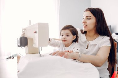 Kadın Dikiş dikiş makinesi üzerinde