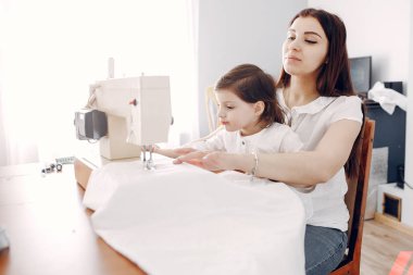 Kadın Dikiş dikiş makinesi üzerinde