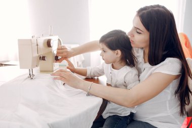 Kadın Dikiş dikiş makinesi üzerinde