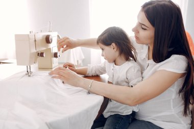 Kadın Dikiş dikiş makinesi üzerinde