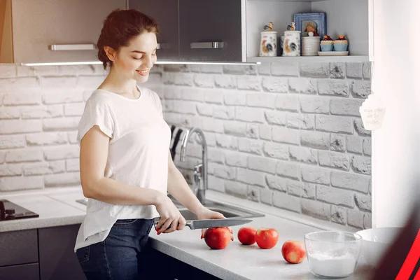 Chica elegante en una cocina con frutas — Foto de Stock
