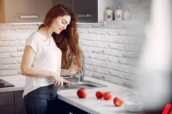 Chica elegante en una cocina con frutas — Foto de Stock