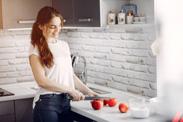 Chica elegante en una cocina con frutas — Foto de Stock