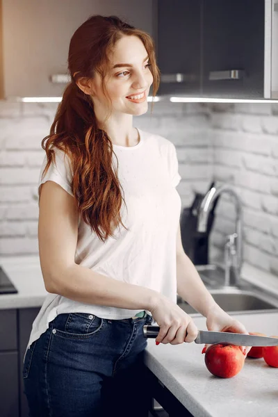 Chica elegante en una cocina con frutas — Foto de Stock