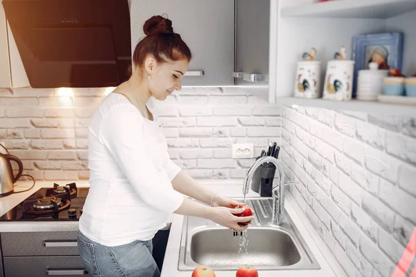 Chica elegante en una cocina con frutas — Foto de Stock