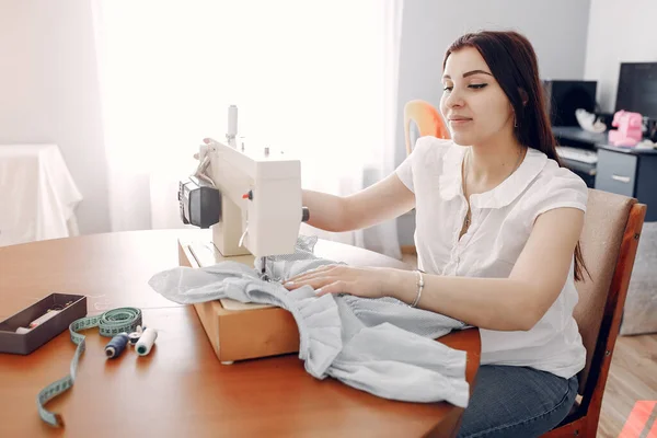ミシンで縫製している女性 — ストック写真