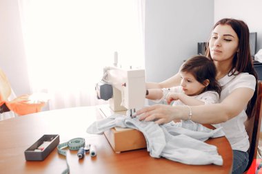 Kadın Dikiş dikiş makinesi üzerinde