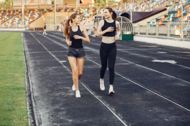Stadyumda spor kızları antrenmanı.