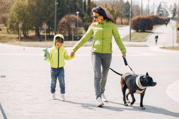 Familia linda y elegante en un parque de primavera — Foto de Stock