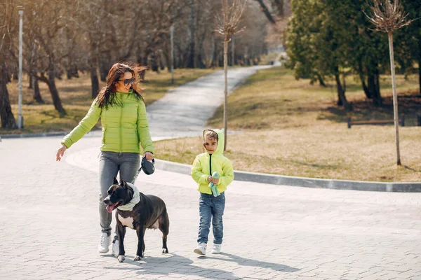 Família bonito e elegante em um parque de primavera — Fotografia de Stock