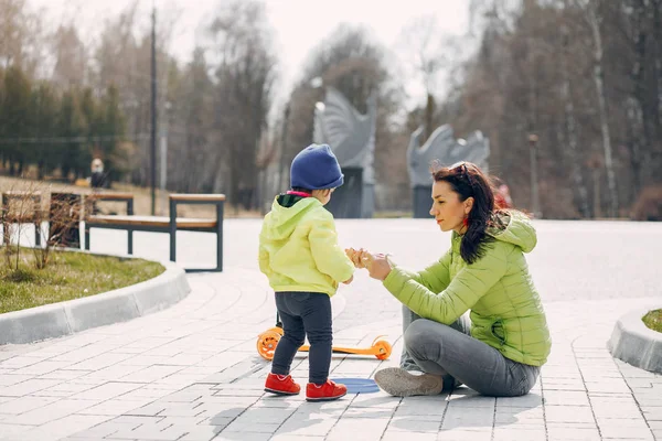 Família bonito e elegante em um parque de primavera — Fotografia de Stock