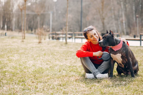 Esportes e mulher elegante em um parque de primavera — Fotografia de Stock