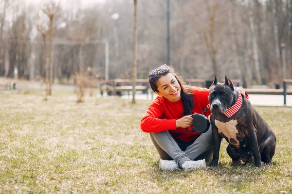 Esportes e mulher elegante em um parque de primavera — Fotografia de Stock