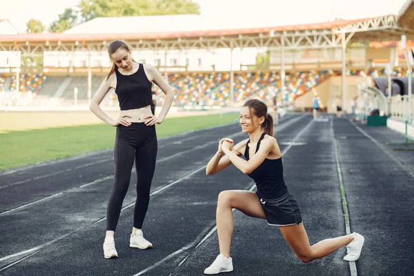 Chicas deportivas entrenando en el estadio — Foto de Stock