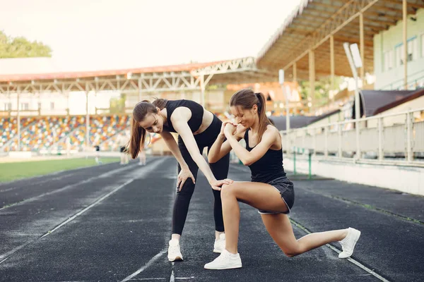 Treinamento de meninas de esportes no estádio — Fotografia de Stock