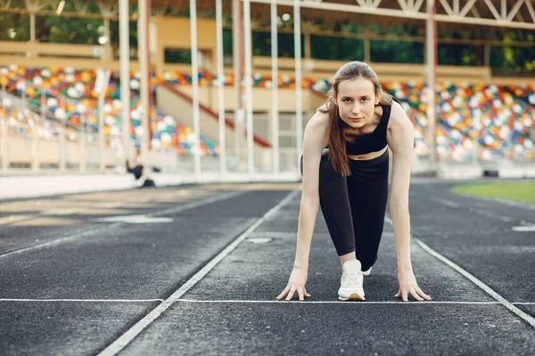 Chica deportiva entrenando en el estadio — Foto de Stock