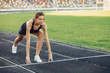 Stadyumda sporcu kız eğitimi.