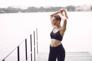 Yaz parkında güzel bir spor kızı