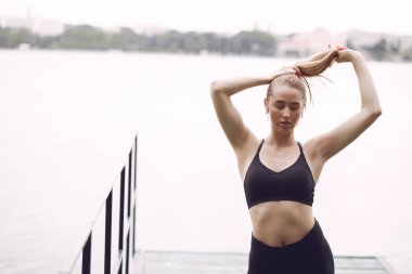 Yaz parkında güzel bir spor kızı